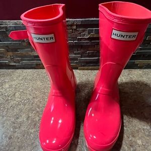 Hunter rain boots in hot pink, gently used